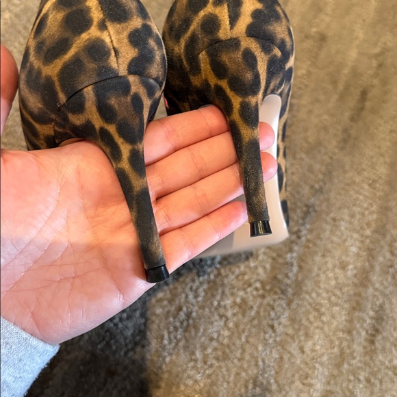 Gianvito Rossi Camoscio Leopard Print Pumps - Picture 6 of 8